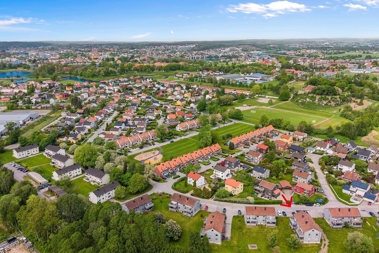 Pilen viser bygget og leilighetens plassering i byggets 2. etasje. - Parkering og elbil-lader på kortsiden av bygget, mot veien Galleribilde