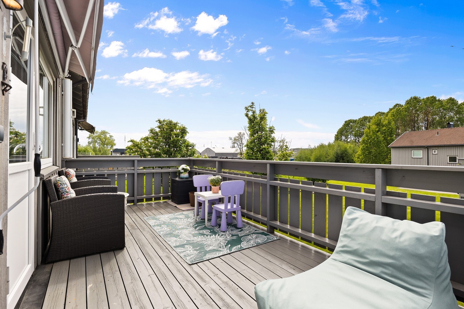 Den vestvendte verandaen har gode solforhold fra midt på dagen til kvelden. Galleribilde