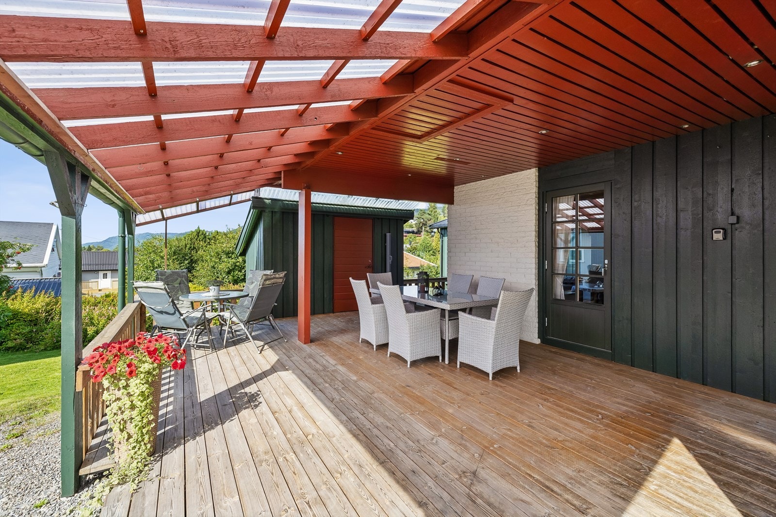 Stor, delvis overbygget terrasse på 48 m² orientert mot syd og vest. Galleribilde