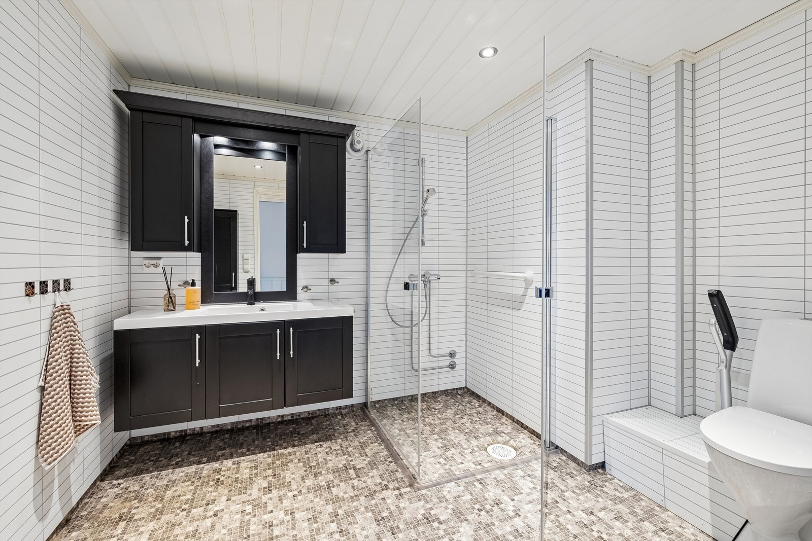 Badet ble modernisert i 2013 og har elektriske varmekabler i gulvet. Galleribilde