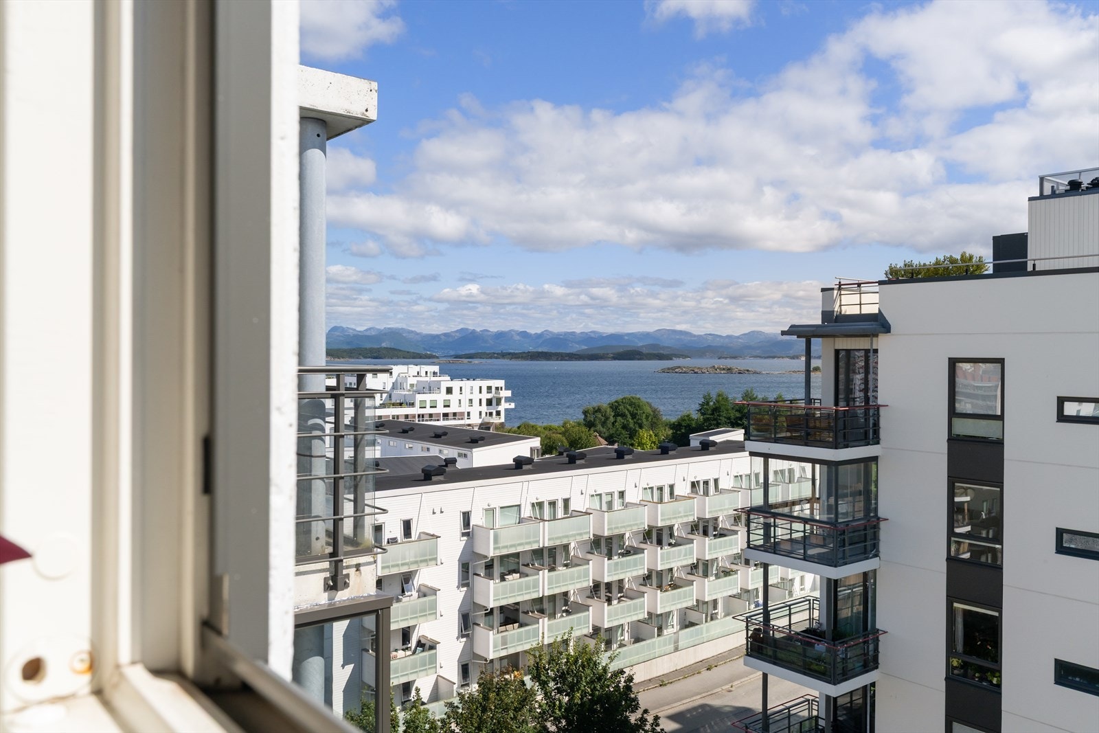 Nyt utsikten mot fjorden fra soverommet Galleribilde