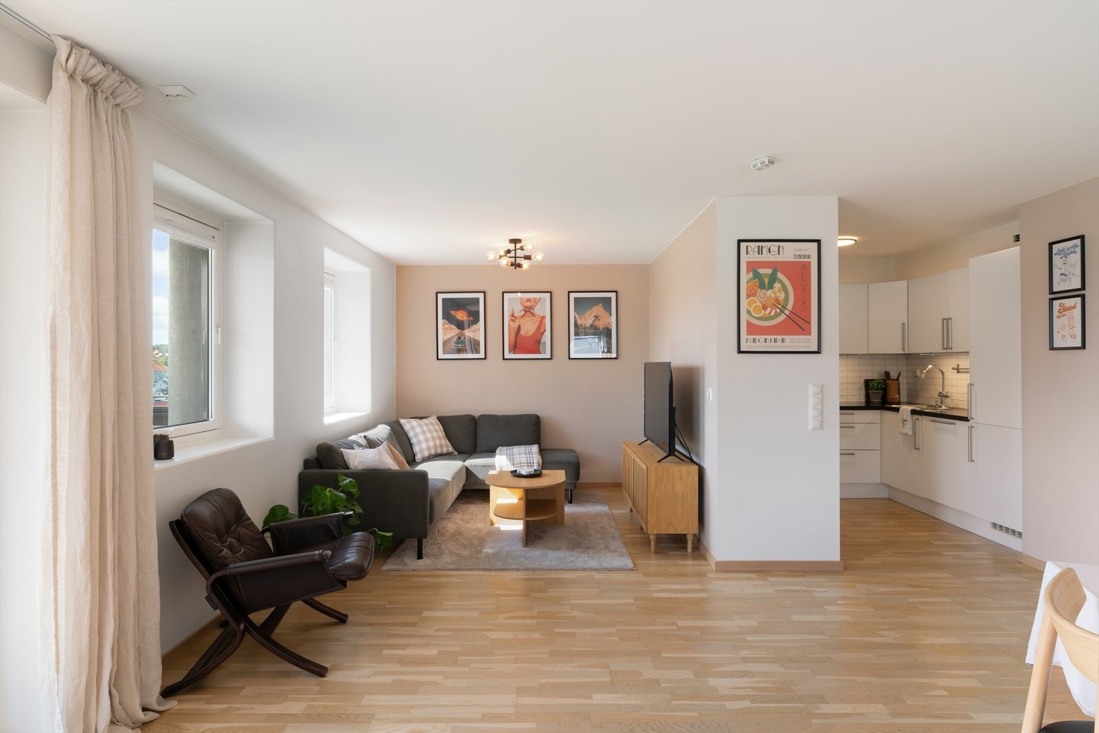 Lysmalte flater og parkett på gulv Galleribilde