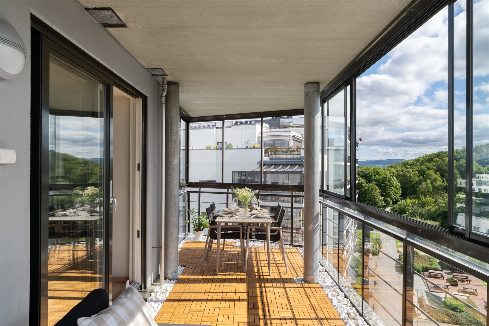 Glassvinduer med skyvefelt som gjør at en kan åpne og lukke etter vær og vind Galleribilde