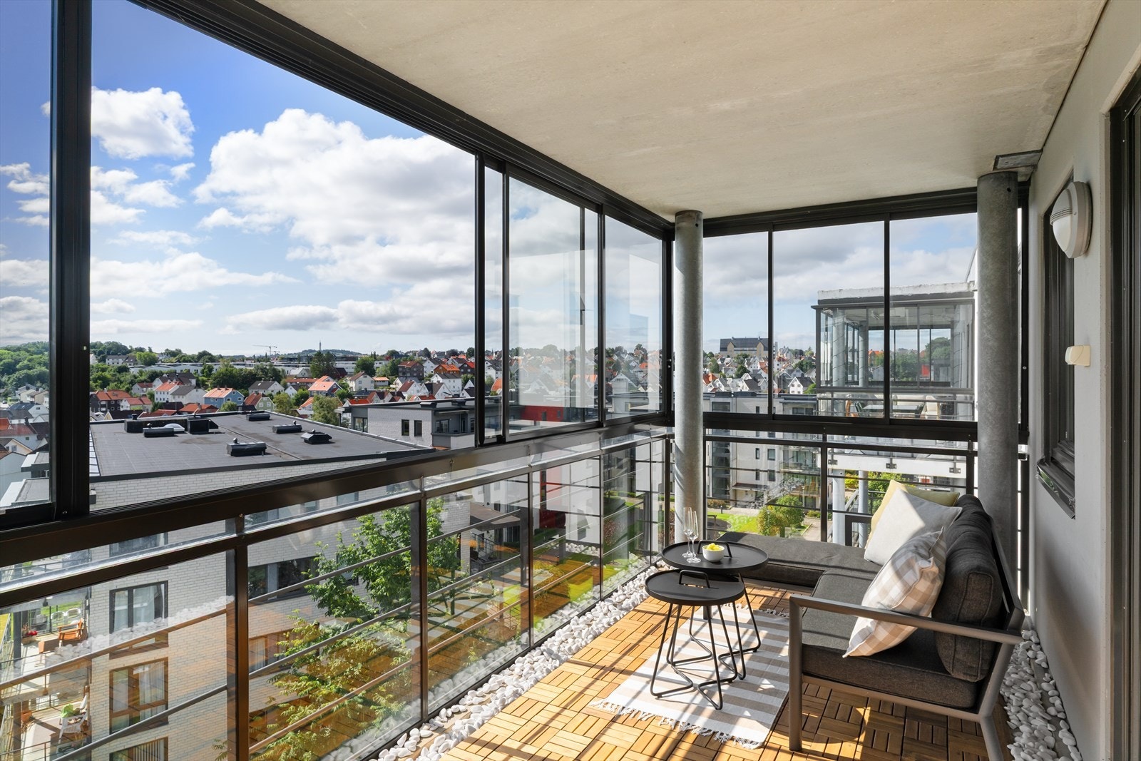 Gode solforhold og plass til både spisebord og sofagruppe Galleribilde