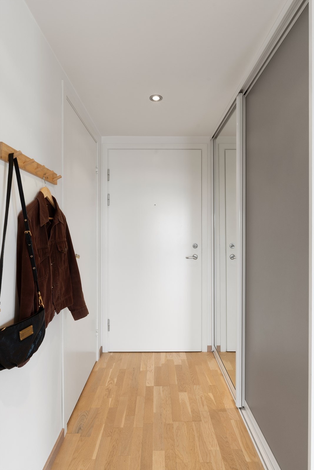 Praktisk skyvedørsgarderobe i entréen Galleribilde