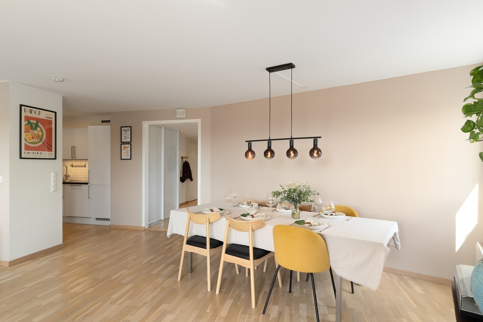 God plass til stort spisebord for hele familien Galleribilde