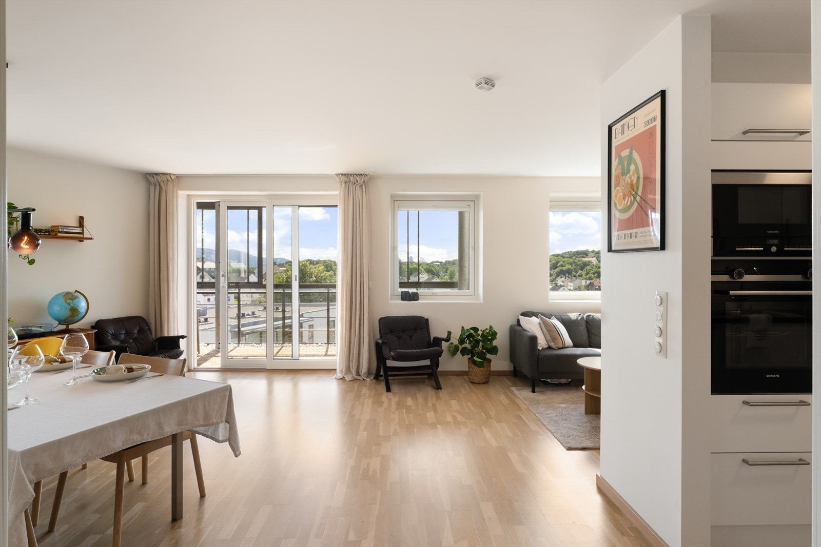 Fra stuen er det utgang til balkongen Galleribilde