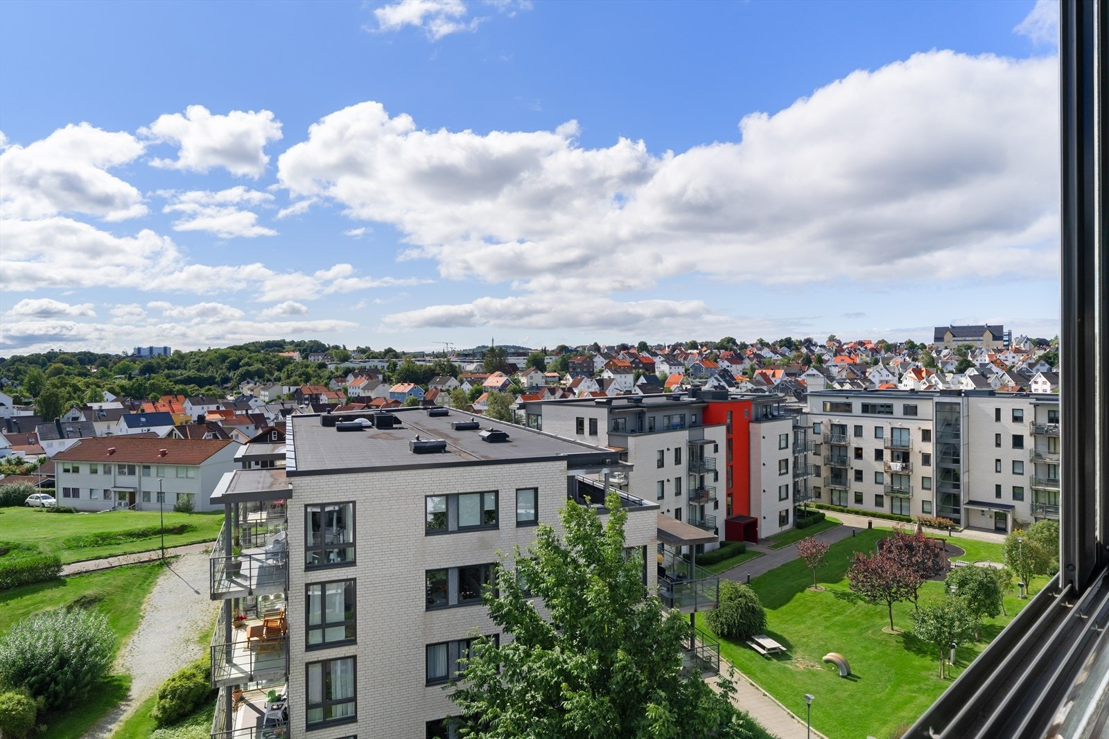 Breivikveien 31A har en sentral og samtidig tilbaketrukket plassering i Stavanger Øst med et levende nærmiljø Galleribilde