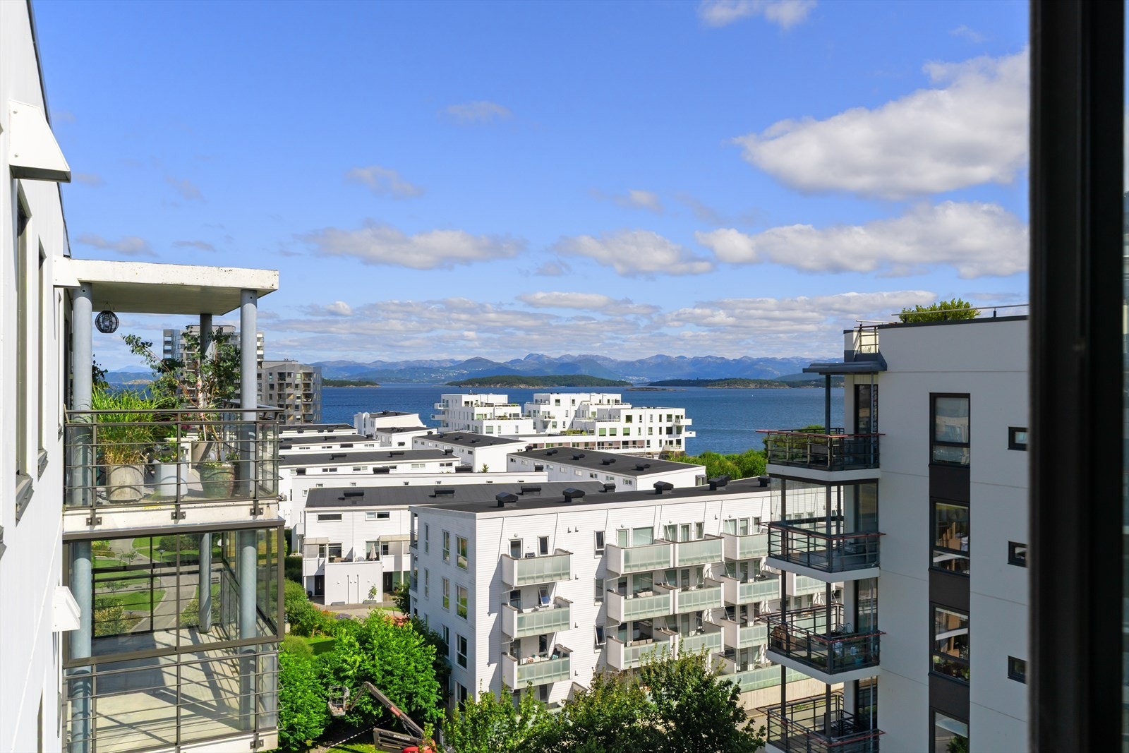 Fra leiligheten er det flott utsikt mot sjøen og nærområdet i Stavanger Øst Galleribilde