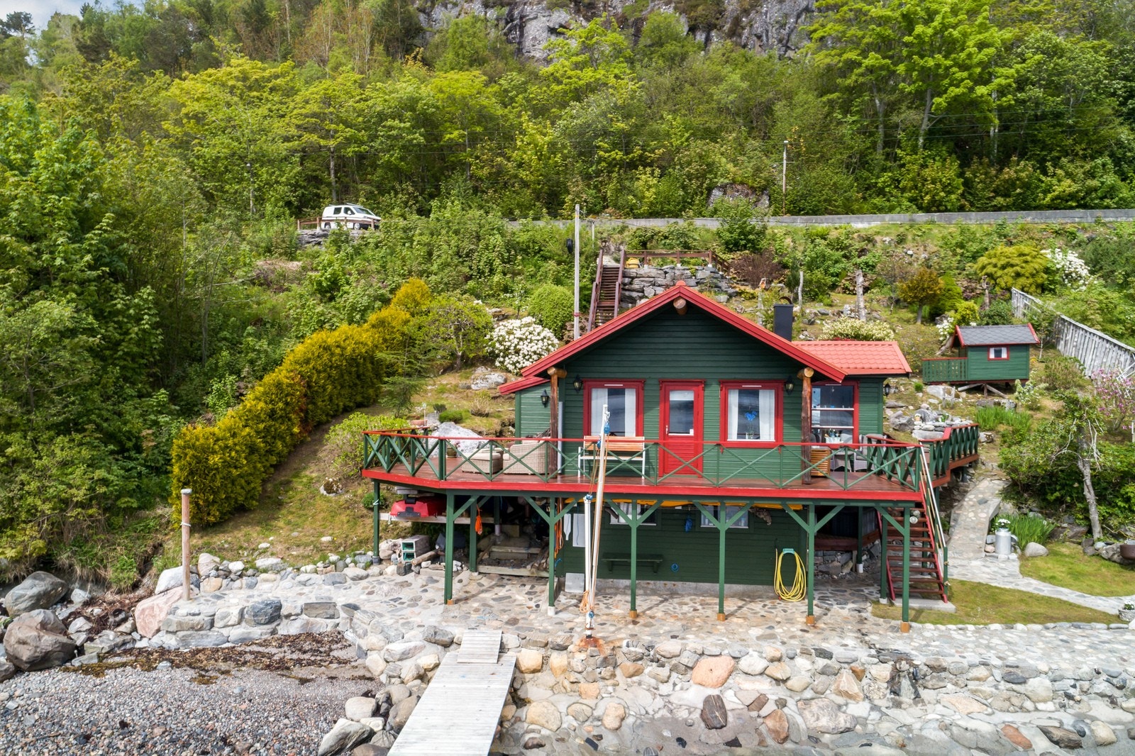Brygga på bildene er fjernet og satt opp på nytt (ikke omsøkt) Galleribilde