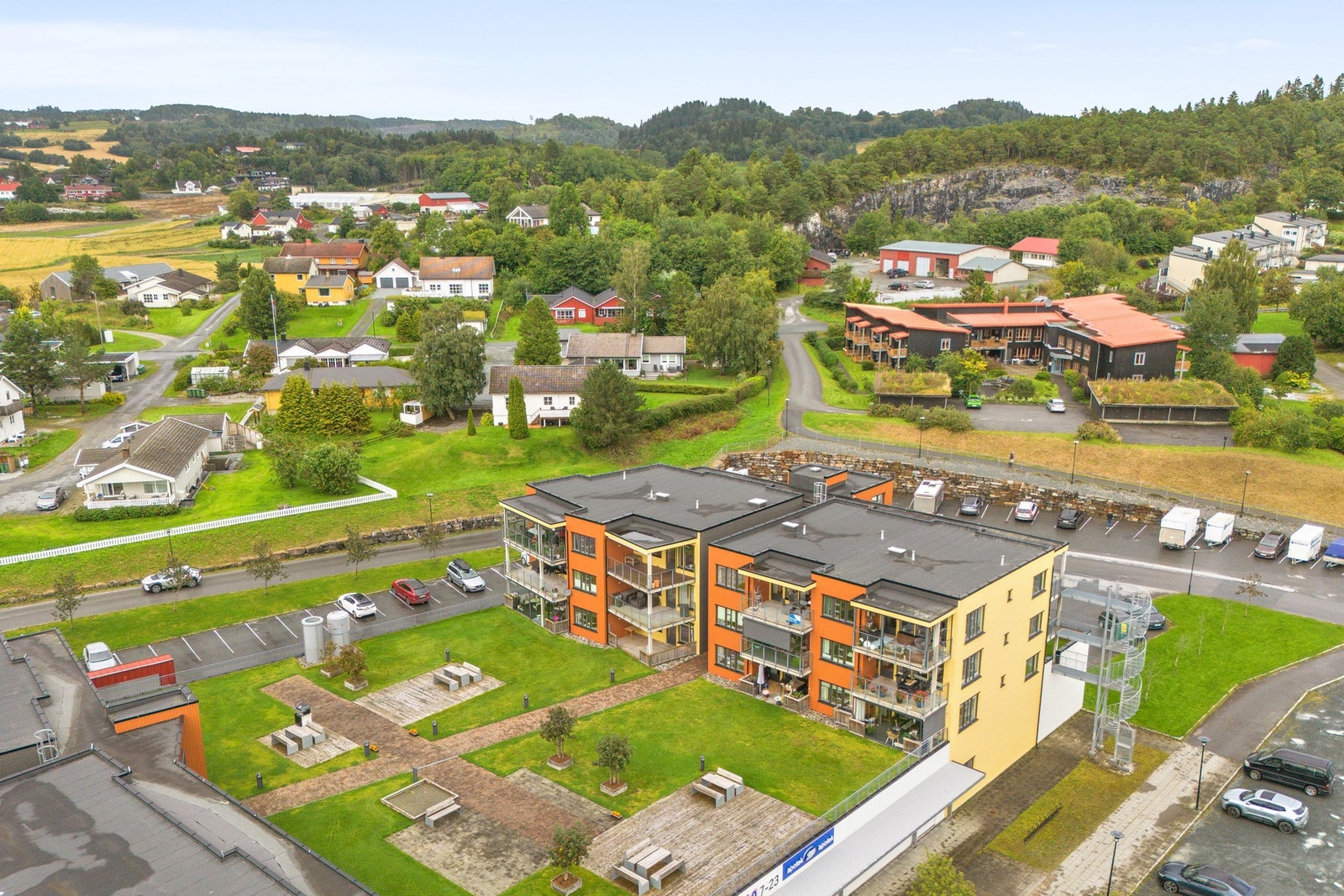 Fellesområdet er pent opparbeidet med opplyst og steinbelagt gangsti, terrasser med benker, sandkasse og trær. Galleribilde