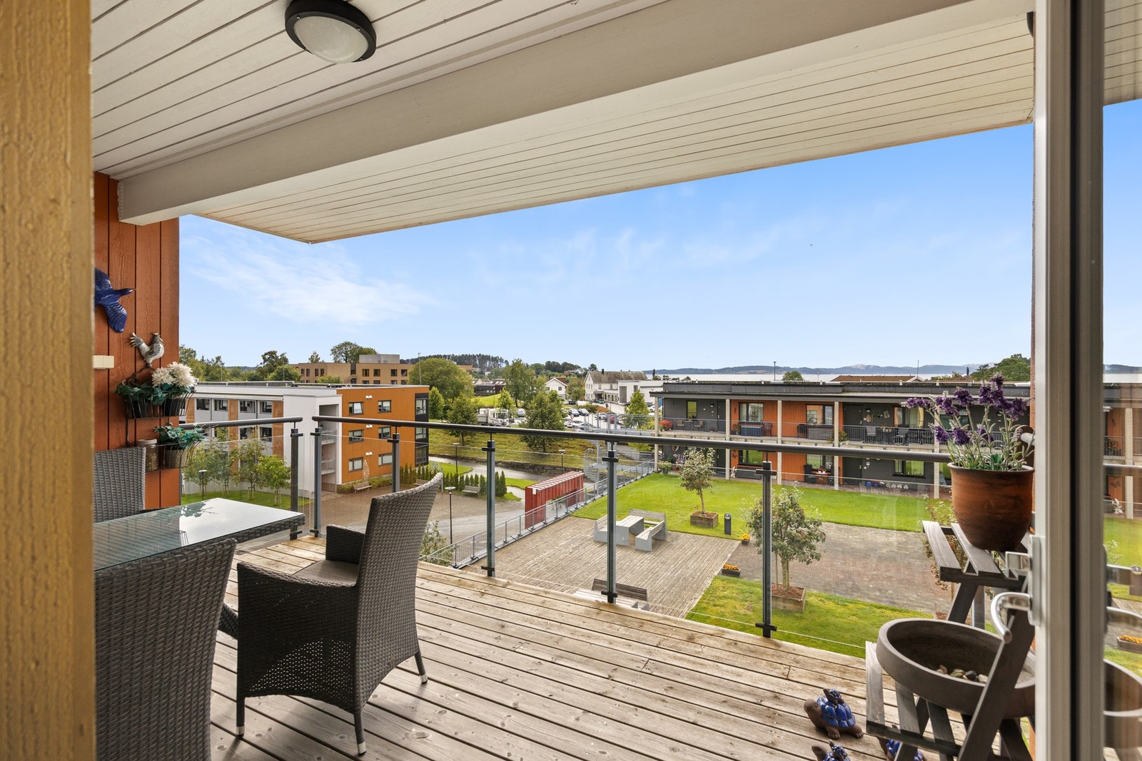 Fra stuen er det utgang til terrasse på 11 kvm. Galleribilde