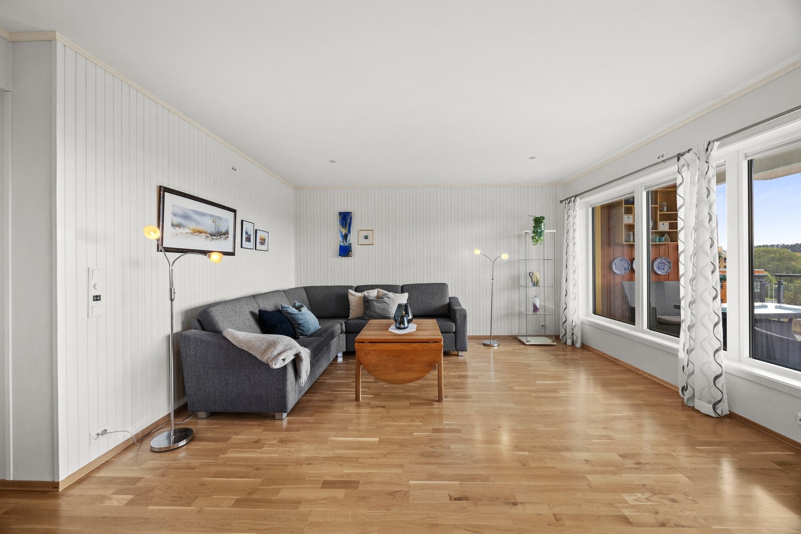 Det er god plass til sittegruppe i stuen Galleribilde