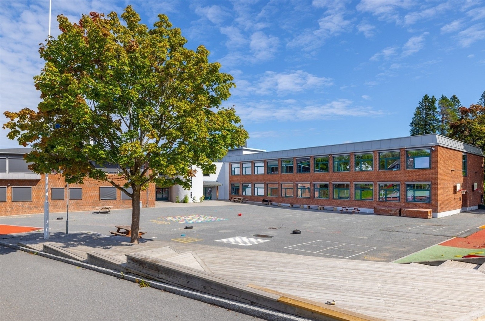 Tomten sokner til Mellom-Nes barneskole og Landøya ungdomsskole Galleribilde