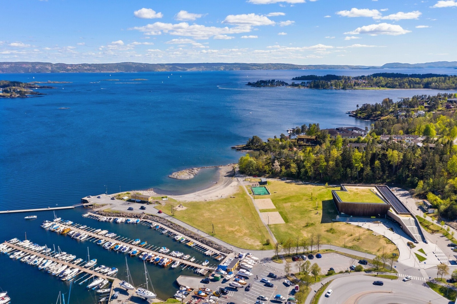 Holmenskjæret - idyllisk kystmiljø med ballbinge, sandvolleyballbaner, badebrygge og svømmehall Galleribilde