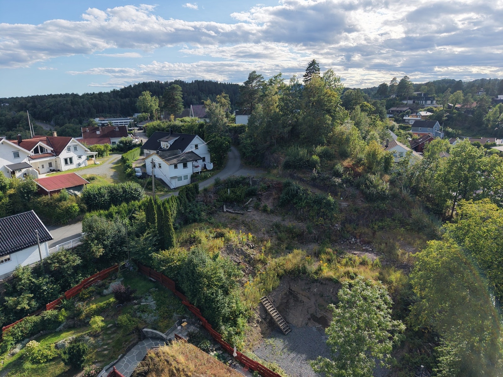 Stor tomt på brutto 996 m² i et attraktivt og etablert boligområde nær sjøen Galleribilde