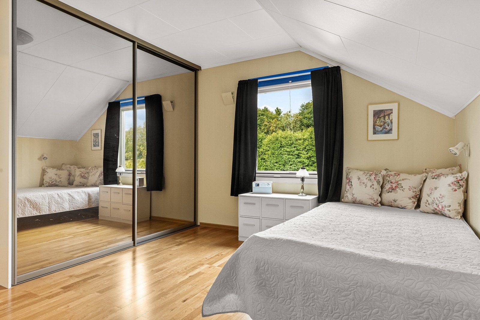 Soverommet har stor skyvedørsgarderobe for effektiv oppbevaring. Galleribilde