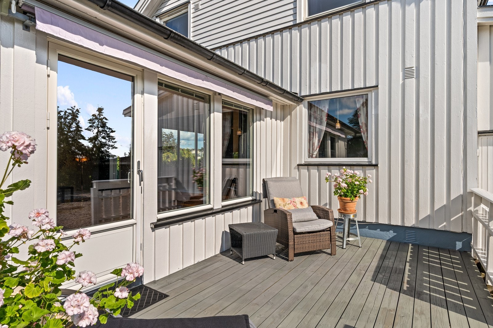 Fra stuen er det utgang til en terrasse på 13 m² av impregnert treverk. Galleribilde
