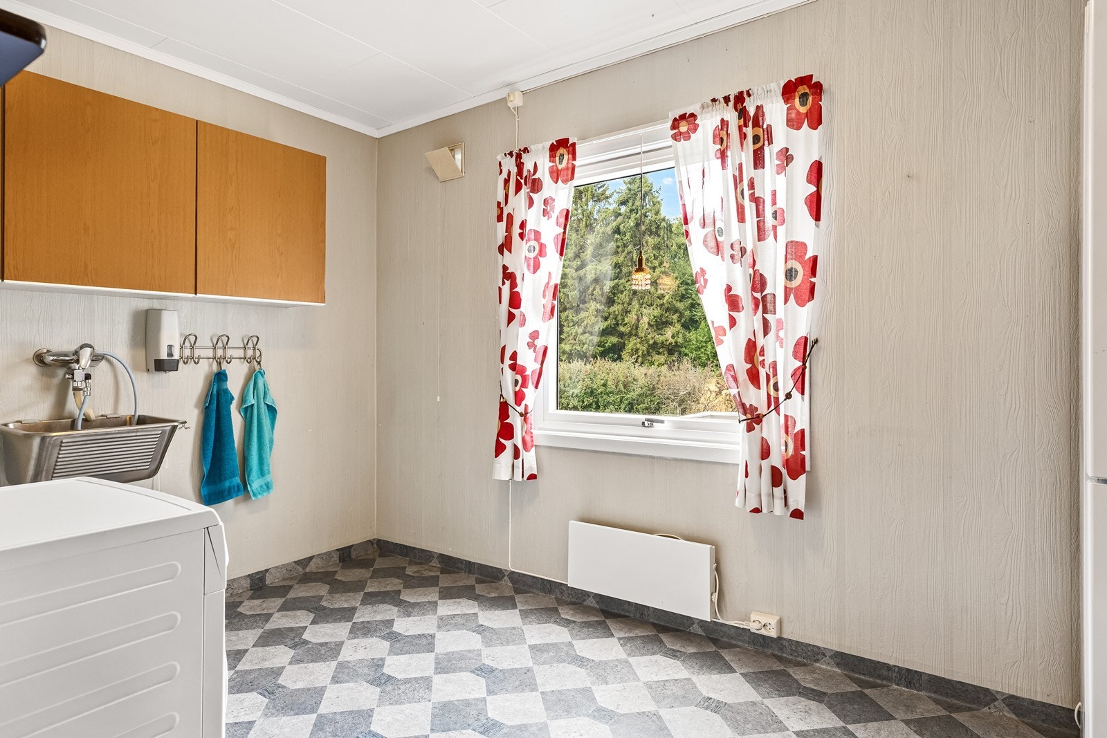 Vaskerom i første etasje med opplegg for vaskemaskin og utslagsvask. Galleribilde