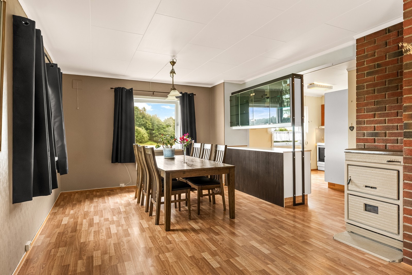 Spisestue med god plass til langbord. Galleribilde