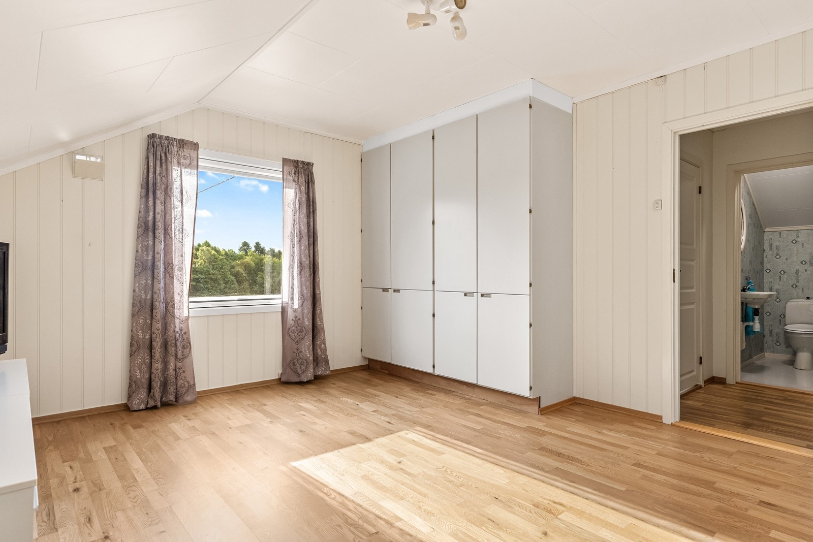 Romslig soverom med god plass til garderobeskap. Galleribilde