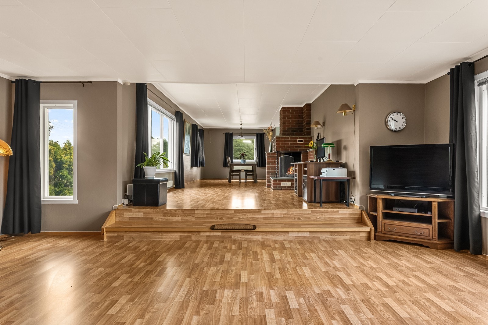 Boligen har to stuer med god plass til flere sittegrupper. Galleribilde