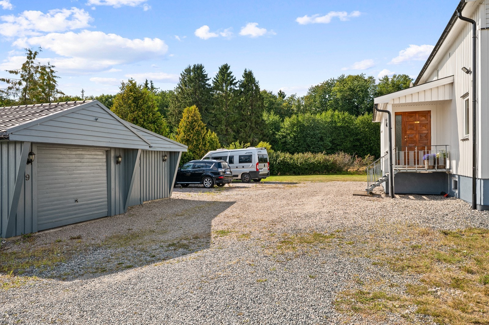 Frittstående garasje på 46 m² med bod og rikelig med parkeringsplass på tomten. Galleribilde