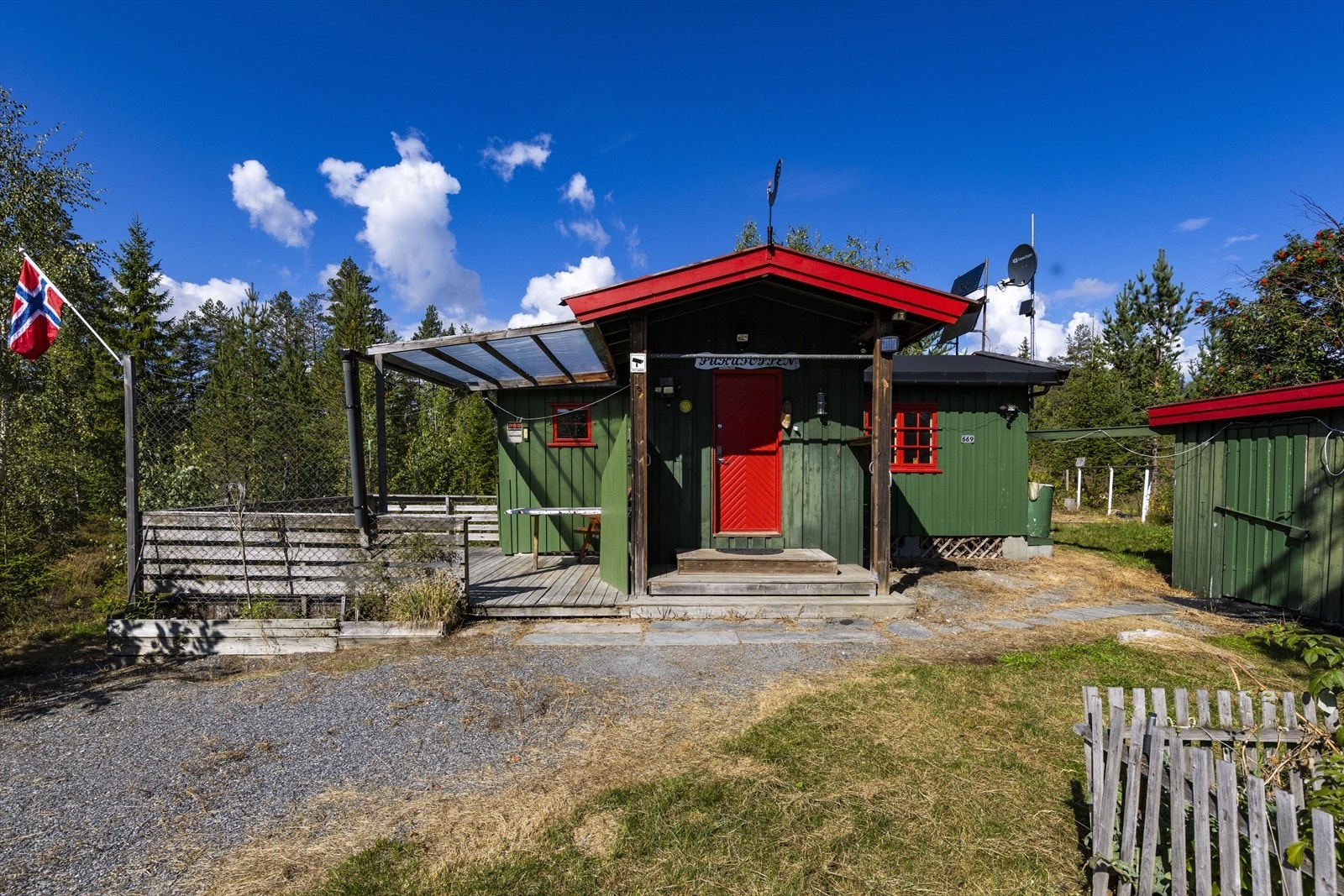 Eiendommen er fundamentert på pilarer og har yttervegger kledd med tømmermannspanel. Galleribilde