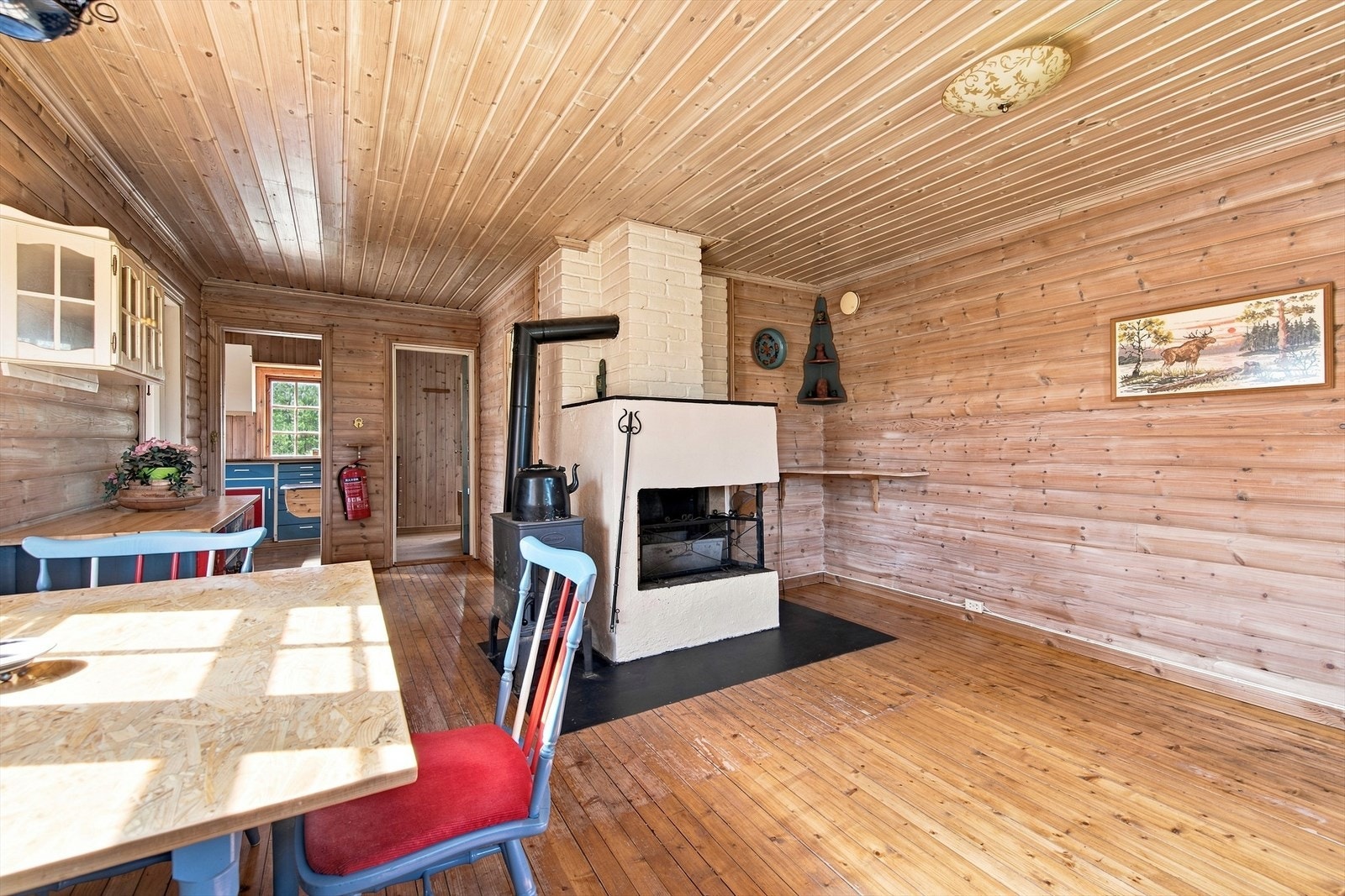 Stuen har god plass til både spisebord og en sofagruppe ved peisen. Galleribilde