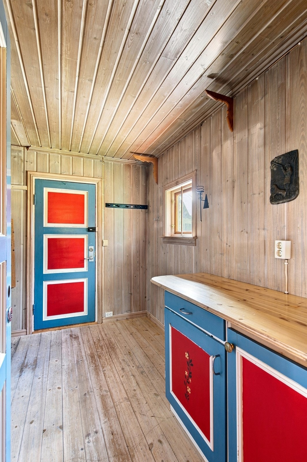 Inngangsparti med panel på vegger og tak, og lakkert heltre gulvplank. Galleribilde