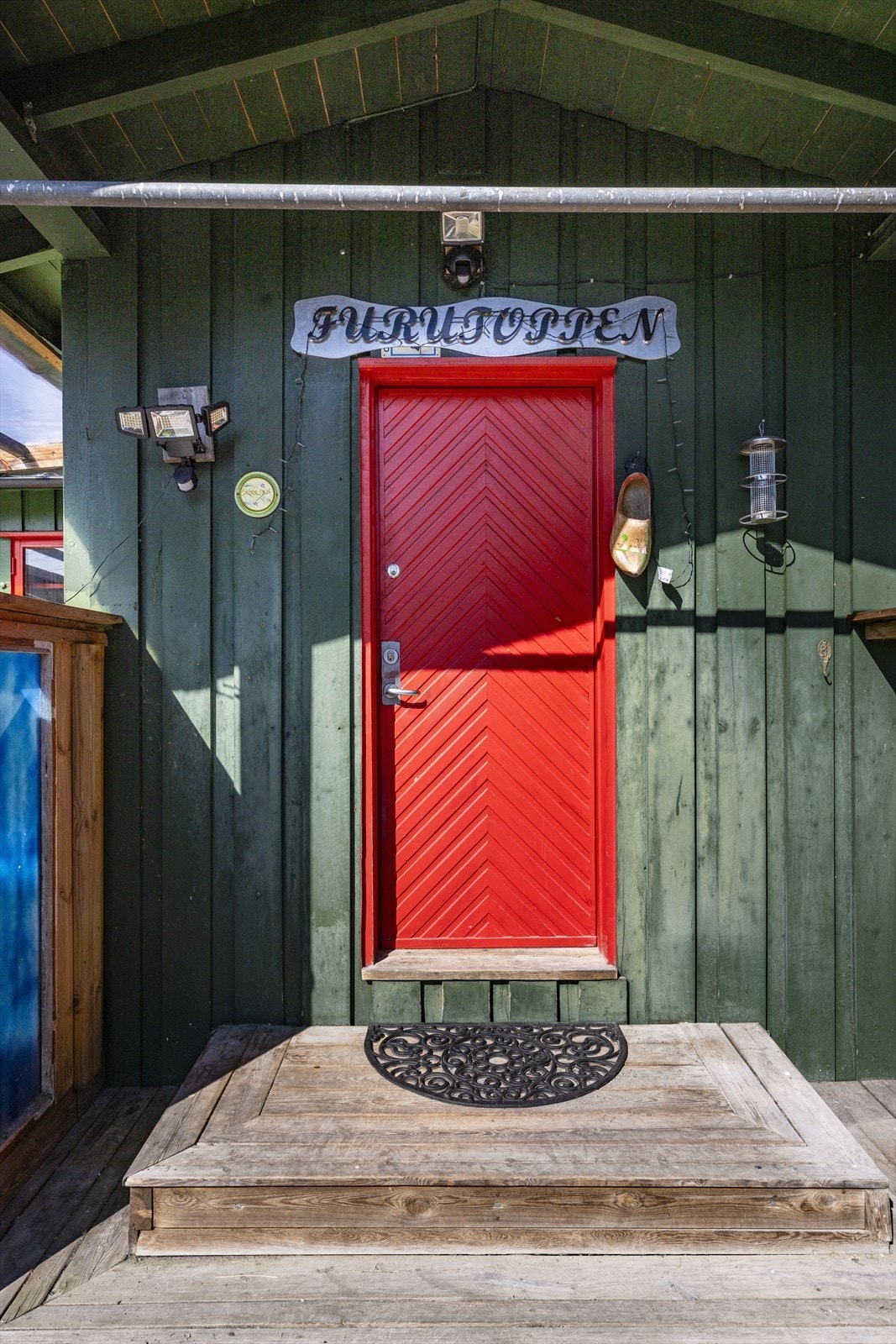 Panelt og malt ytterdør i heltre. Galleribilde