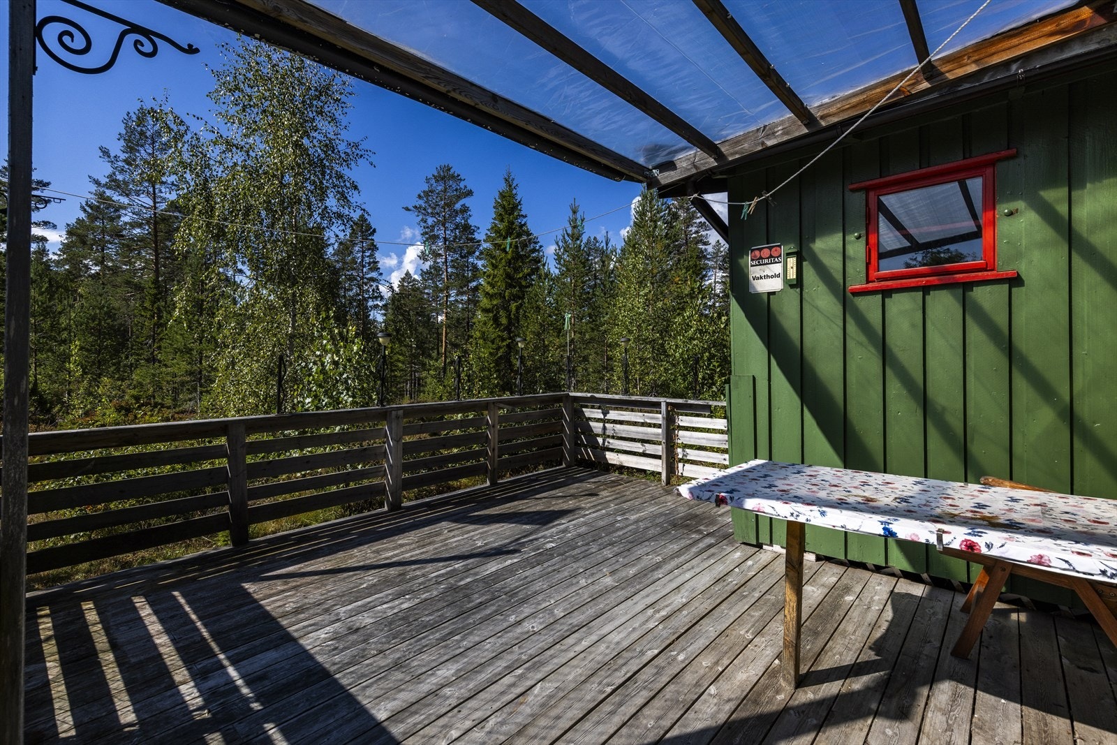 Sydvendt terrasse på 16 m² med delvis overbygg og plass til sittegruppe. Galleribilde