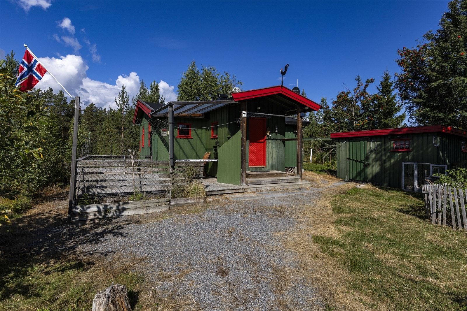 Taket er tekket med asfaltpapp i baner, og takrenner er i lakkert stål. Galleribilde