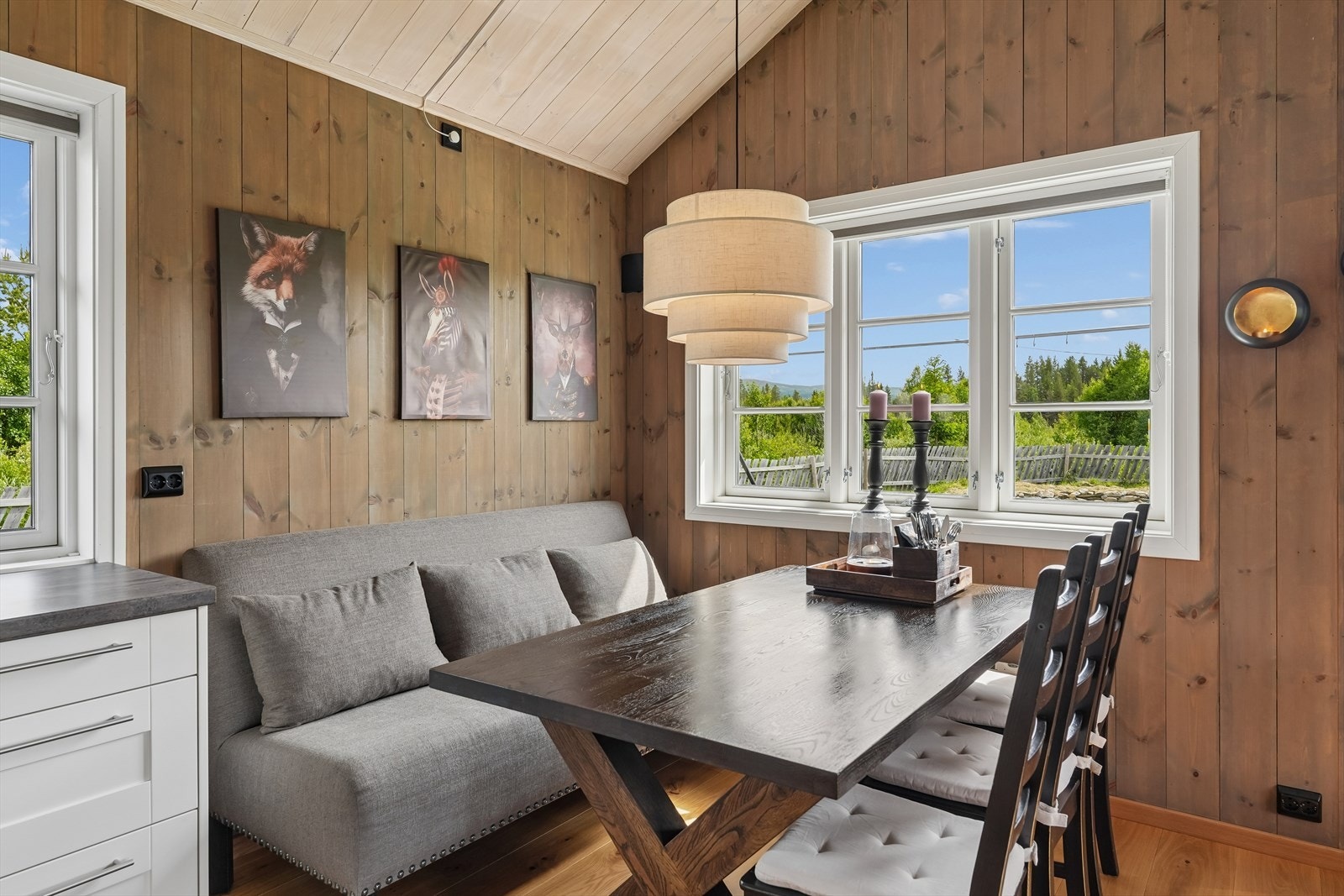 Store vindusflater slipper inn rikelig med dagslys og bringer naturen tett på, mens mønet himling gir en luftig romfølelse og god takhøyde. På gulvene ligger vakker parkett som bidrar til et lunt og gjennomført uttrykk. Galleribilde