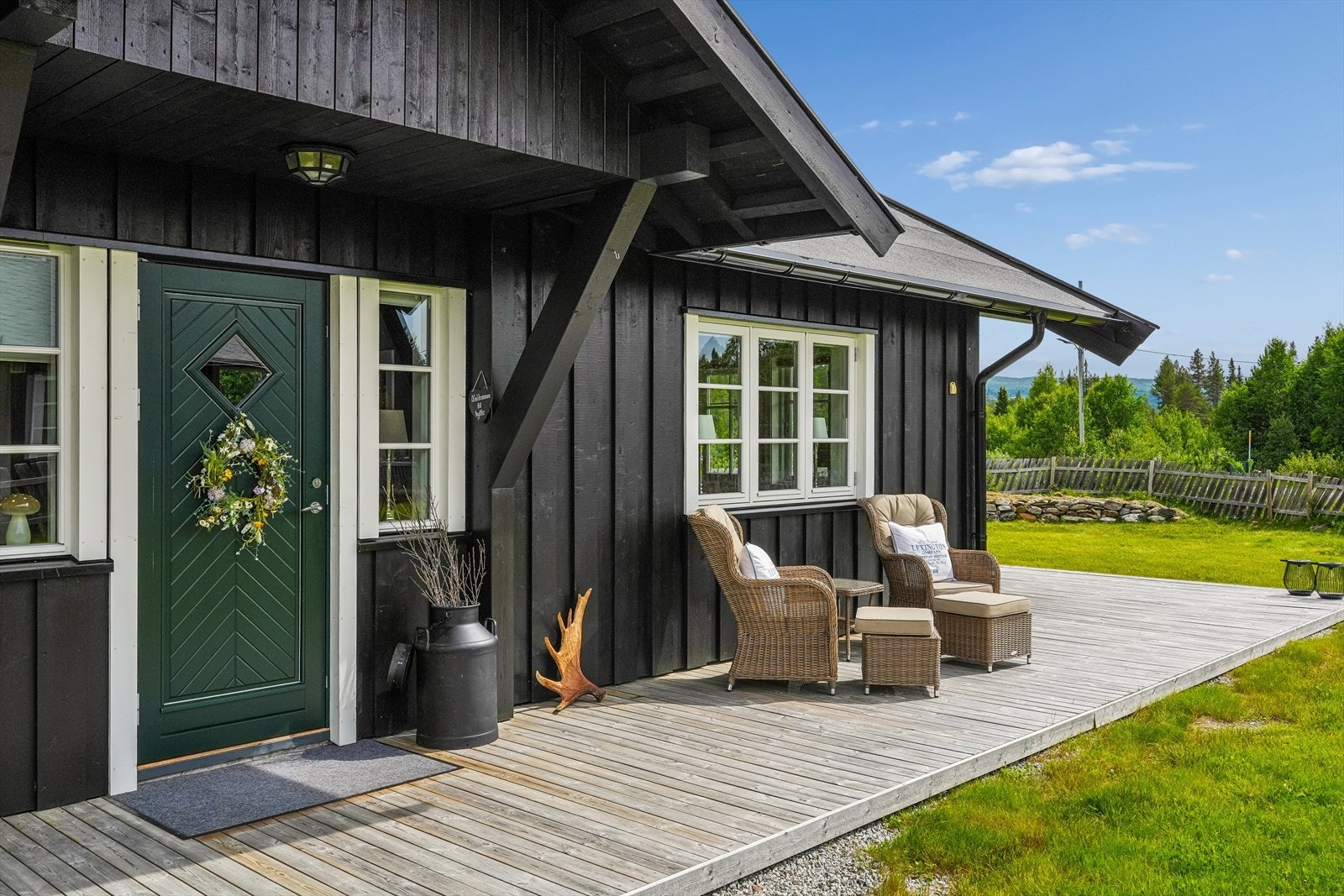 I et trivelig hytteområde på Sanderstølen finner du denne fine og stilrene hytta. Den ligger i Sanderstølen Hyttefelt 1, ca. 850 moh., og er omgitt av vakker natur med et utall turmuligheter sommer som vinter. Galleribilde