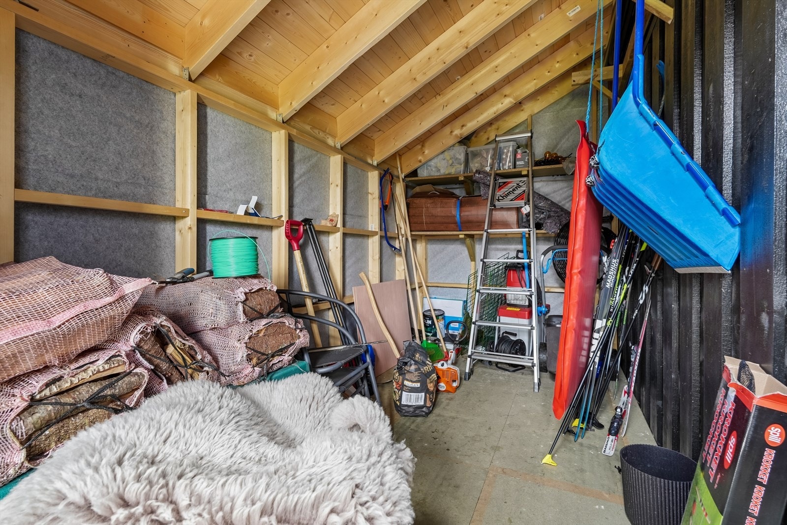I hytta er det gode lagringsmuligheter i to boder. Den innvendige boden gir praktisk oppbevaringsplass i det daglige, mens den utvendige boden har plass til blant annet ski, sykler, grill og annet fritidsutstyr. Galleribilde