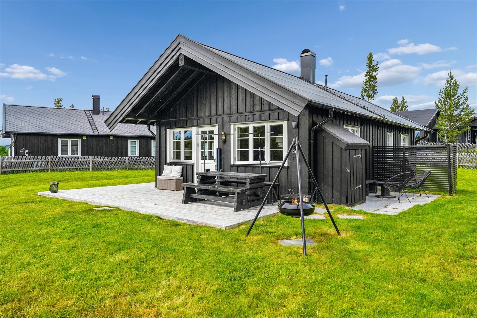 Hytta har en pent opparbeidet og delvis inngjerdet tomt med gode solforhold og flere hyggelige uteplasser hvor man kan slappe av og nyte de idylliske omgivelsene. Galleribilde