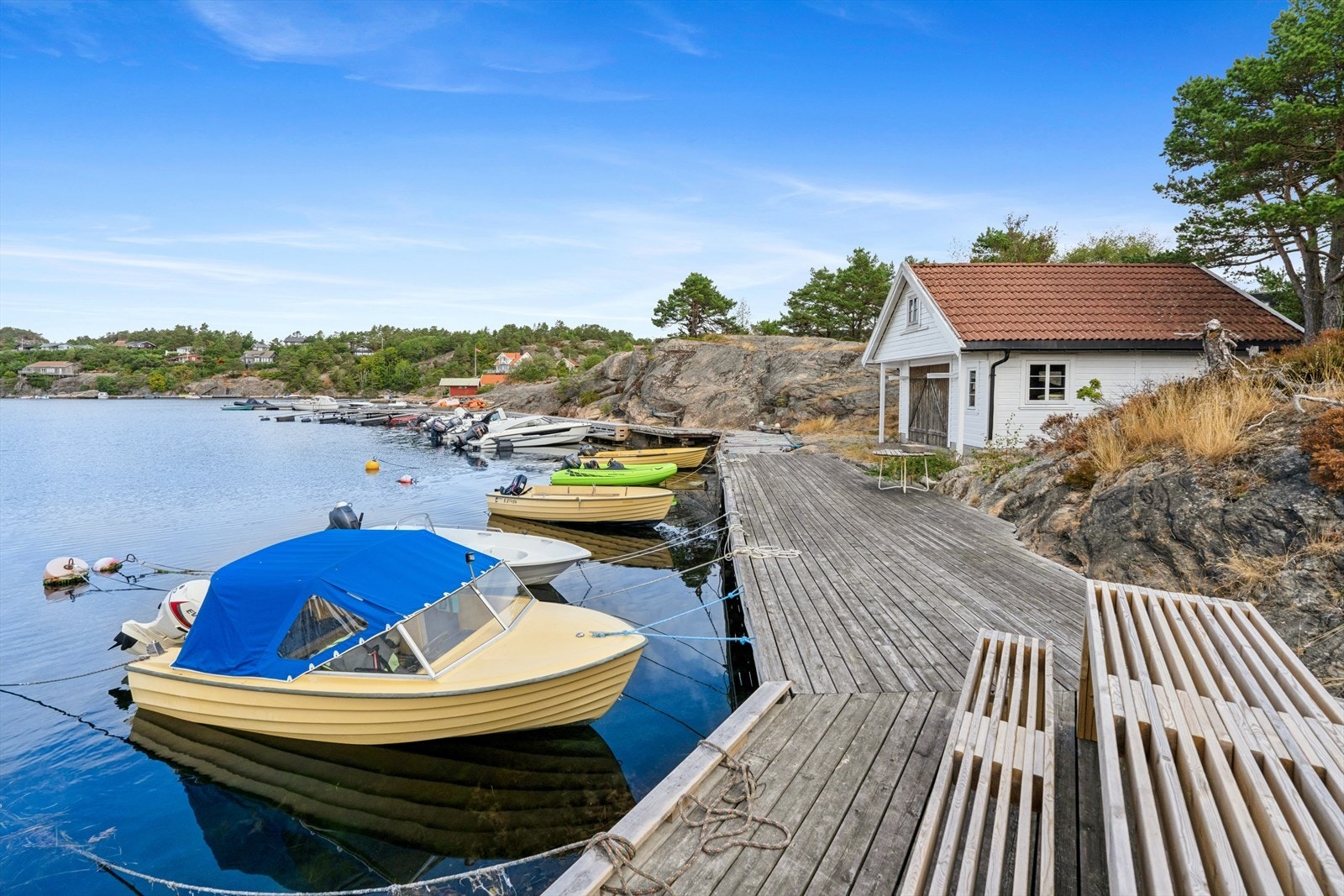 Bryggeanlegget og strandlinje på ca. 80 meter i meget populær skjærgård! Galleribilde