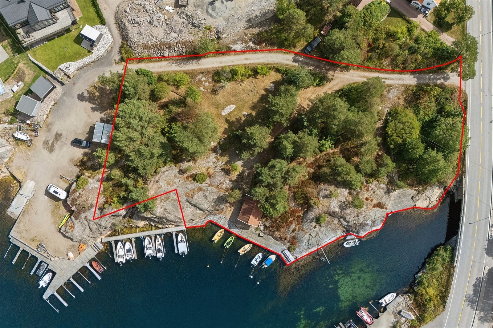 4204-412/126/0/0 ligger ved Kilen på Langenes, og består av hele 4 369 m² tomt, sjøbu og bryggeanlegg! Markert linje kan avvike fra faktiske tomtegrenser. Galleribilde