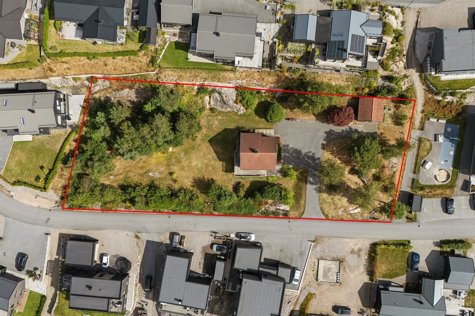 Eneboligen Kilenesheia 8 ligger midt i et nyetablert boligfelt. Eiendommen er på hele 3 041 m² med muligheter for å etablere 4 nye tomter. Galleribilde