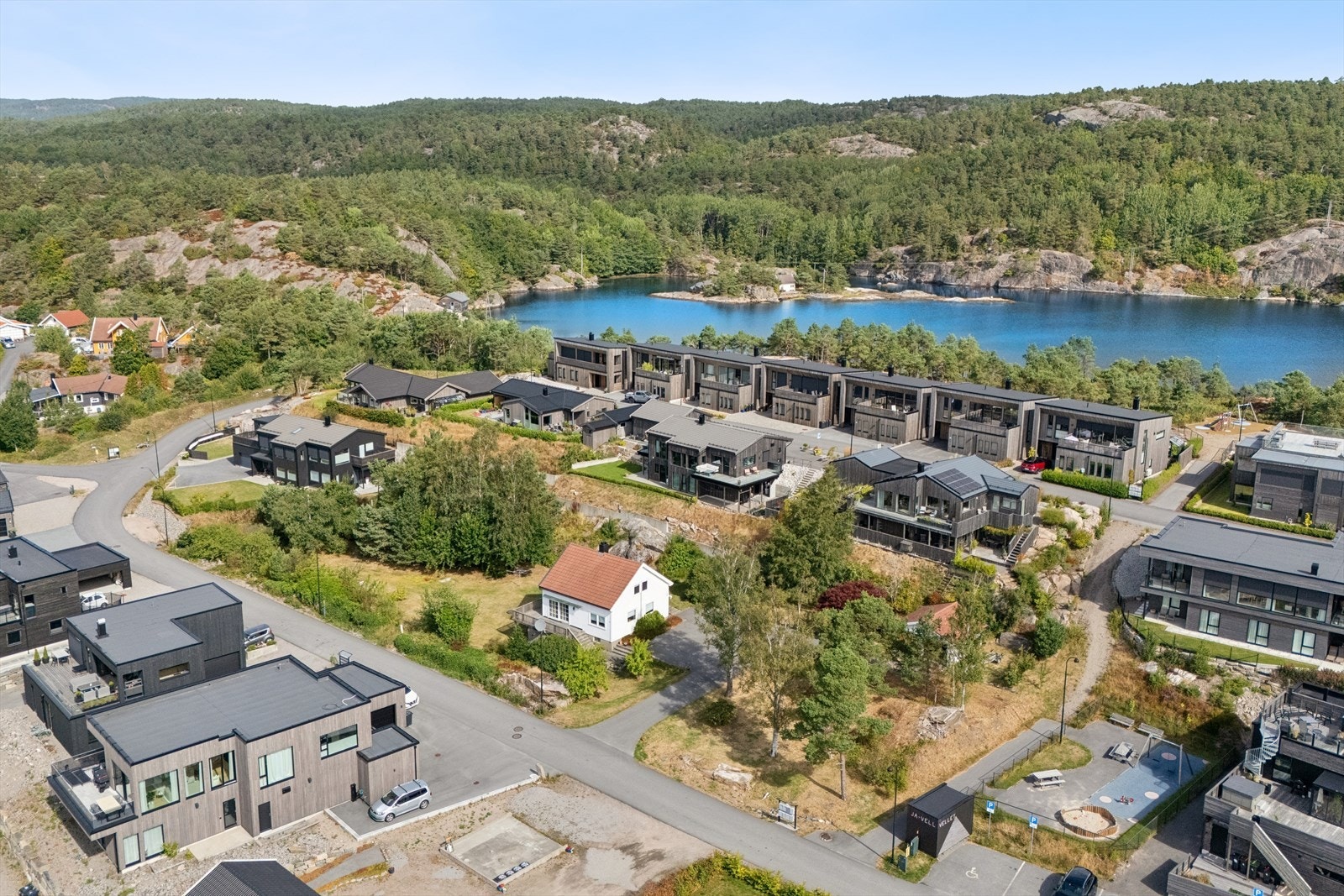Området består primært av større eneboliger av høy standard! Donevann, Lauviga og Kilen omkranser området, og byr på deilige badeplasser. Galleribilde