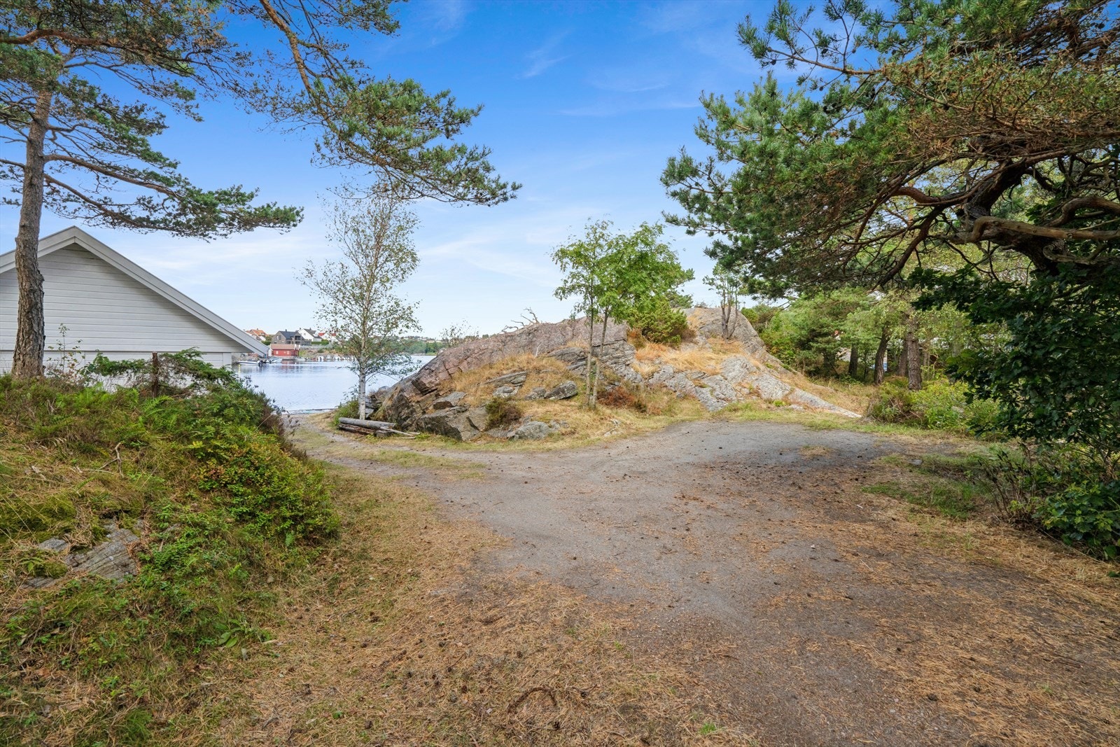 Det går bilvei helt fram til sjøbua, med biloppstillingsplass like ved. Galleribilde