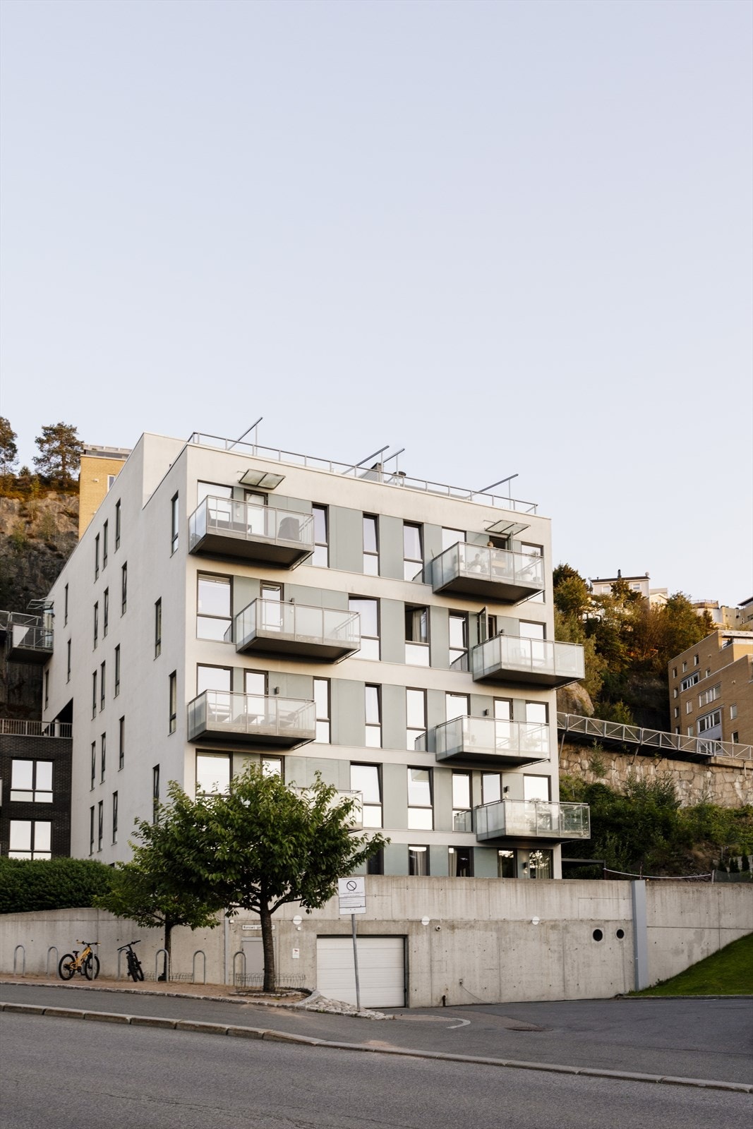 Sameiet har heis, låst sykkelbod og gjesteparkering for besøkende. Galleribilde