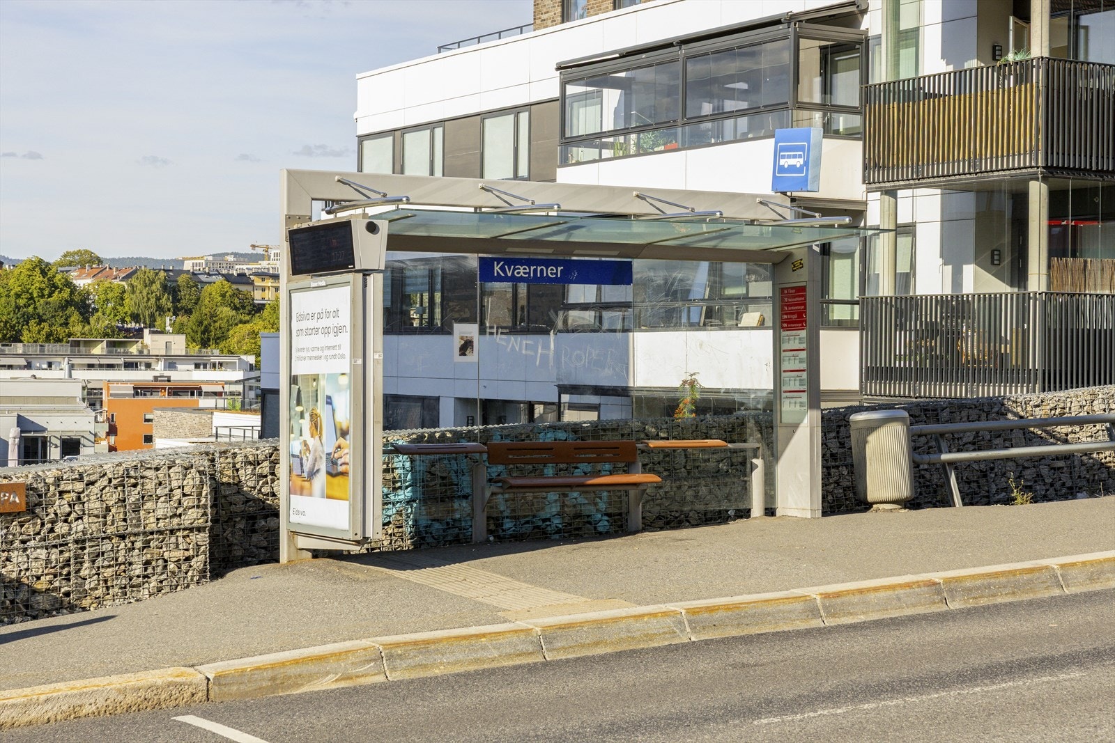 Bussholderplassen ligger rett ved leiligheten med gode bussforbindelser til Oslo sentrum. Galleribilde
