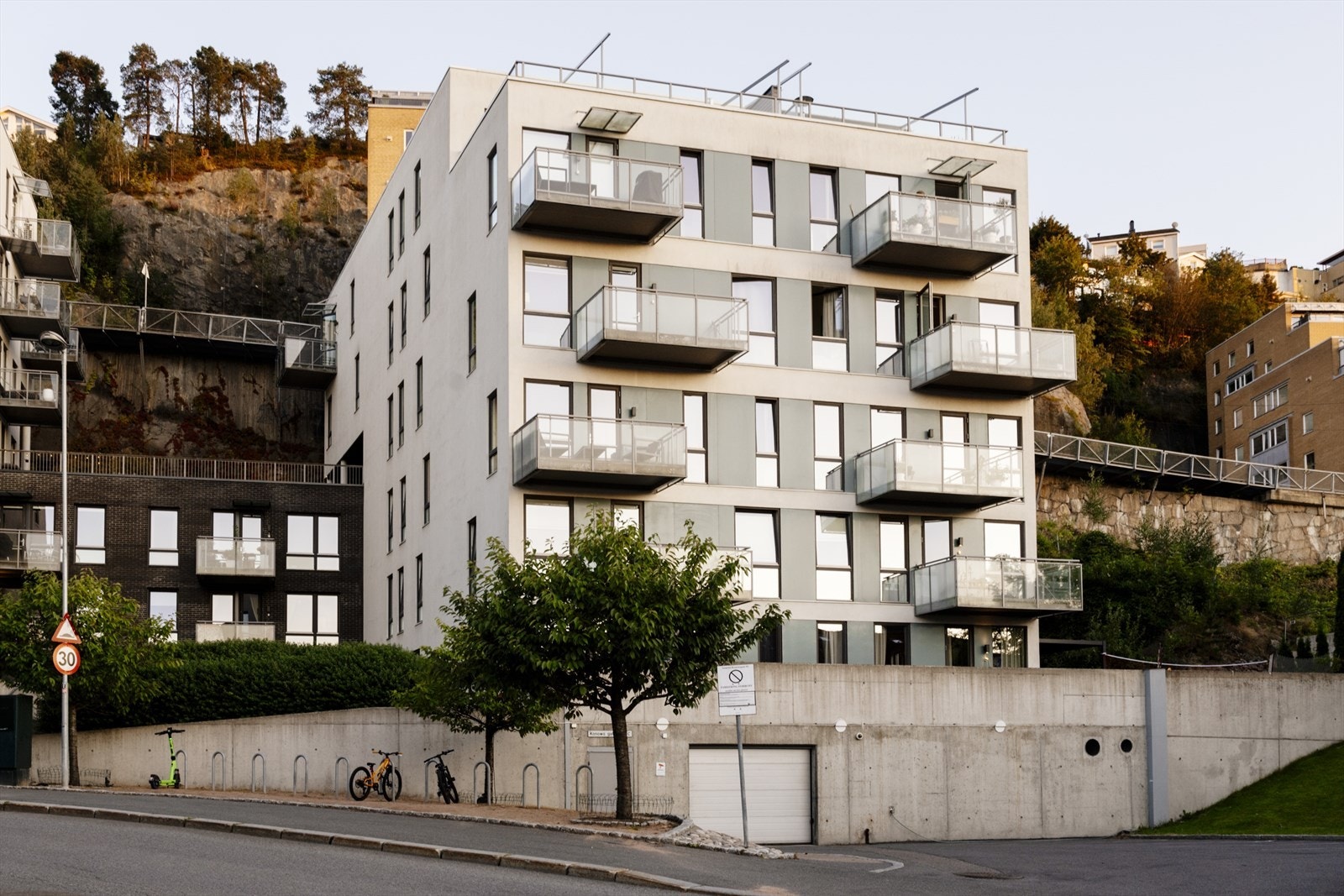 Moderne bygg fra 2011. Leiligheten disponerer én parkeringsplass og en stor bod. Galleribilde