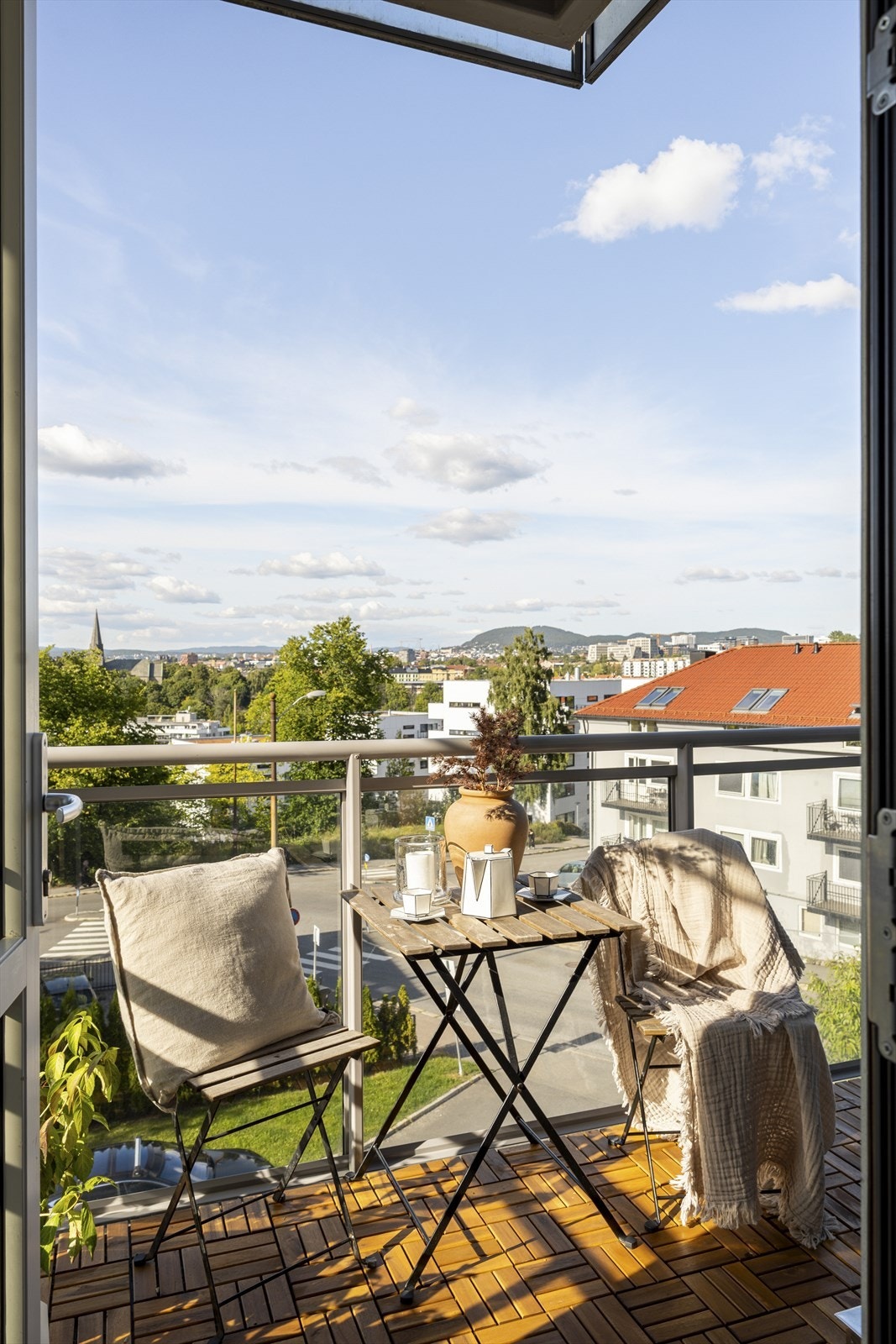 Leligheten har en koselig balkong med utsikt over Oslo By! Galleribilde