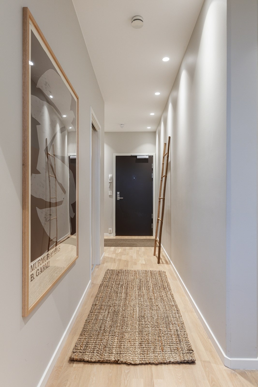 Romslig entré. Galleribilde