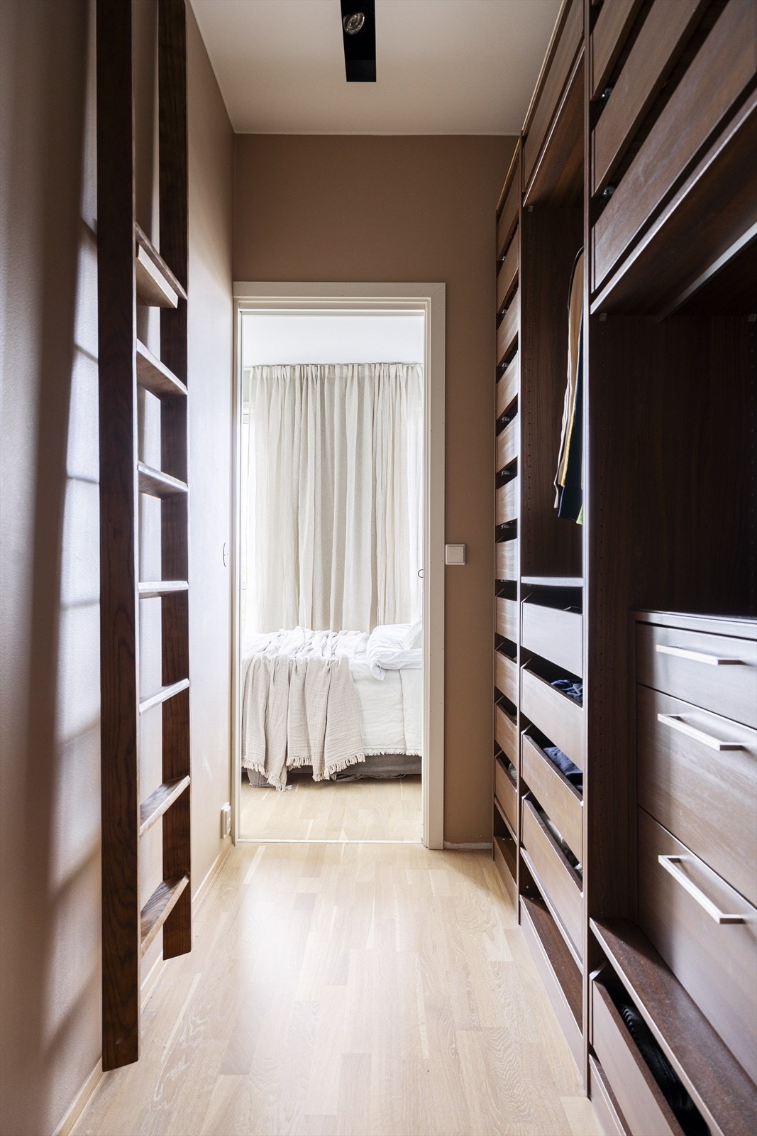 Praktisk walk-in-garderobe. Galleribilde