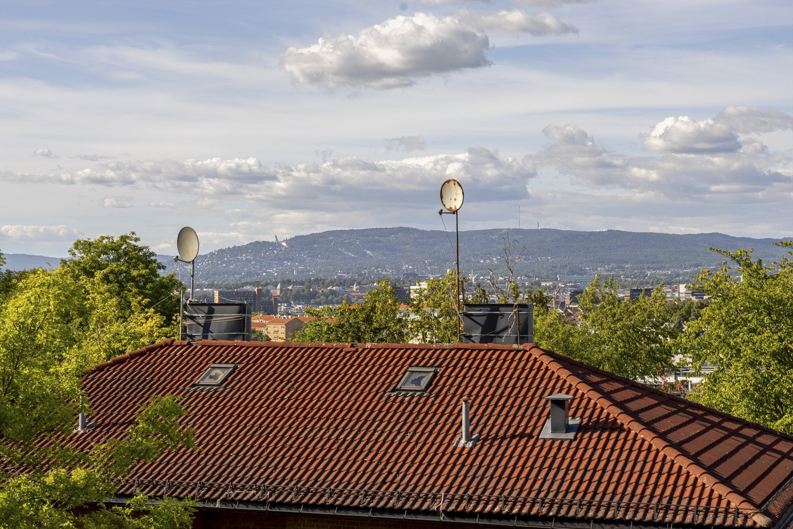 Utsikt fra balkongen, mot Holmenkollen! Galleribilde