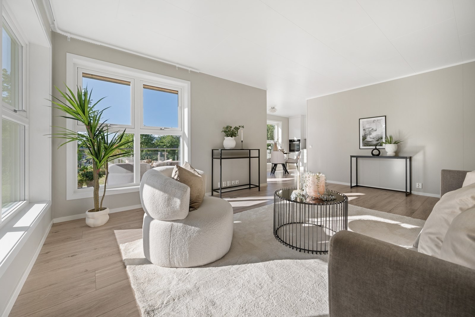 Store vindusflater slipper inn rikelig med naturlig lys. Galleribilde